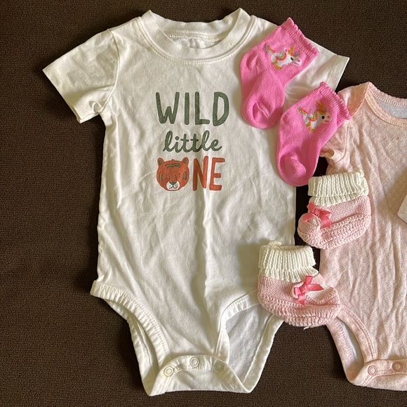 Bundle Baby clothes. Size: 9 months and new born. Colors white and pink. - Picture 3 of 5